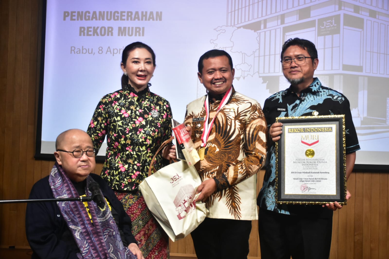 Inovasi Literasi Kesehatan, RSUD Umar Wirahadikusumah Sumedang Ukir Rekor MURI