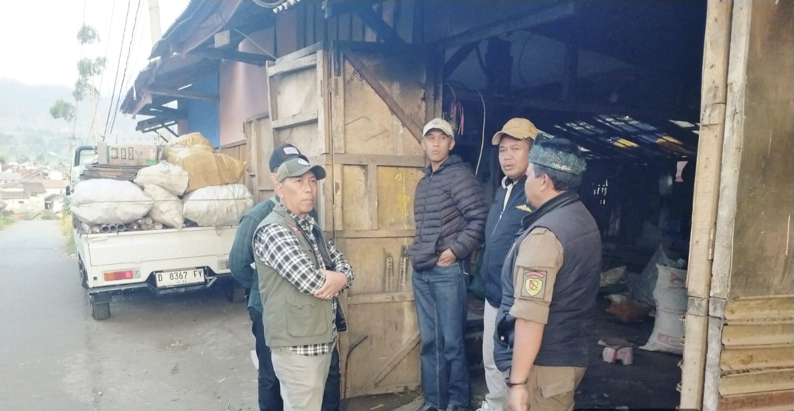 Respon Cepat Aduan Warga Satpol PP Kab. Bandung Lakukan Sidak Lokasi Pengepul Sampah Pangalengan