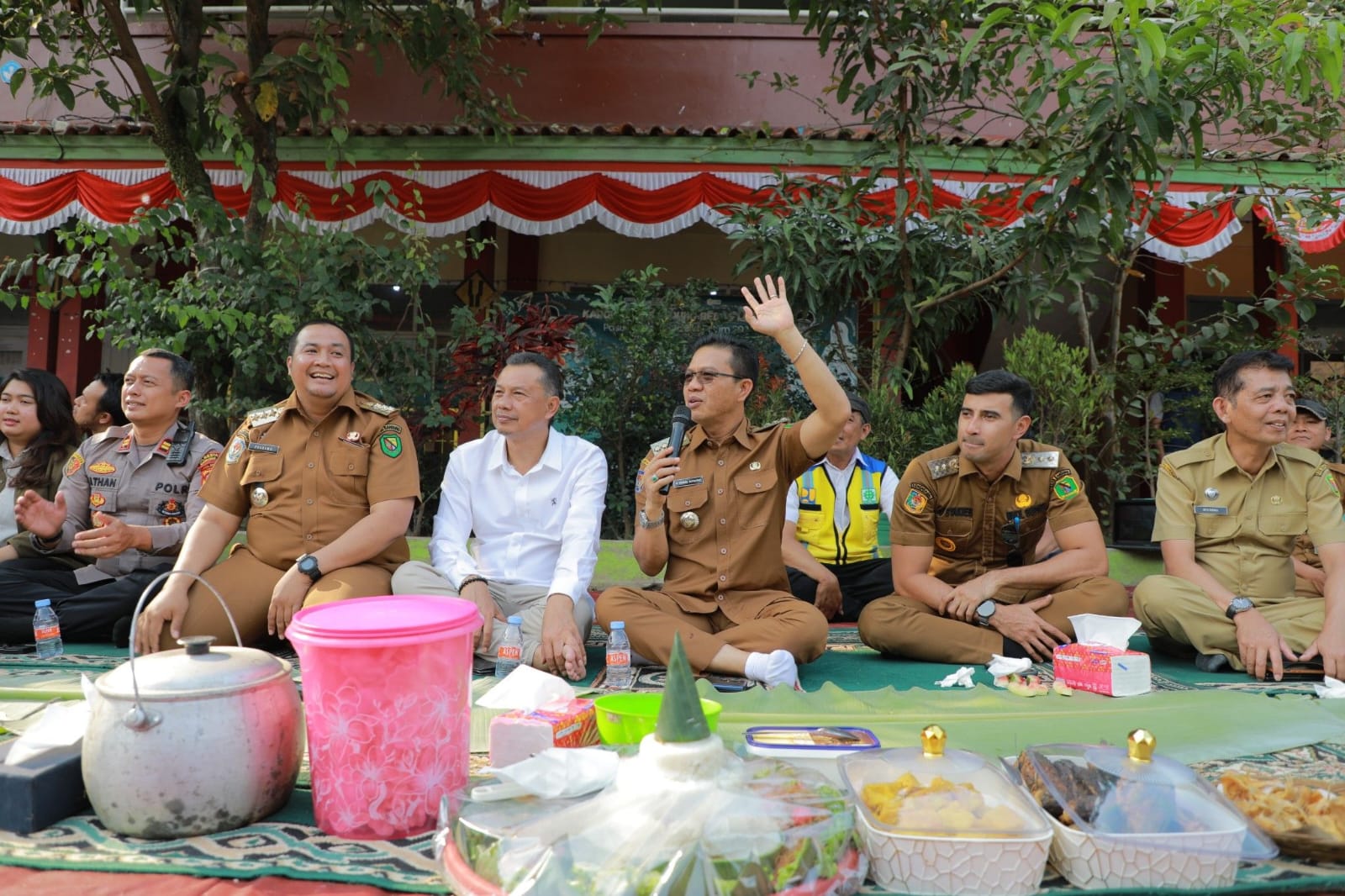 Sambil Makan Nasi Liwet: Bupati KDS dan Warga Tasyakur Binikmat Program Normalisasi Sungai Cisungalah